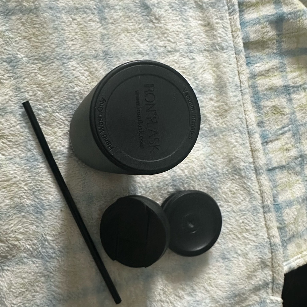 Iron Flask with two lids - Picture 2 of 5